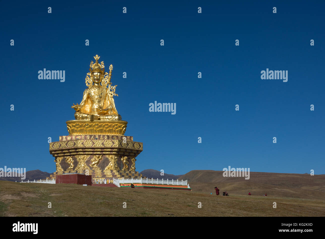 Statua sulla collina in yarchen gar, sichuan, in Cina Foto Stock