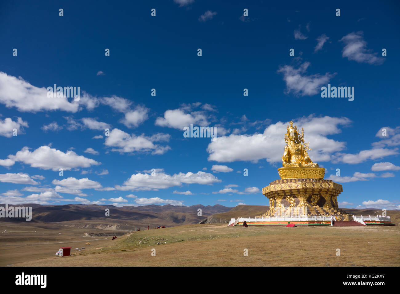 Statua sulla collina a yarchen gar monastero nel Sichuan, in Cina Foto Stock