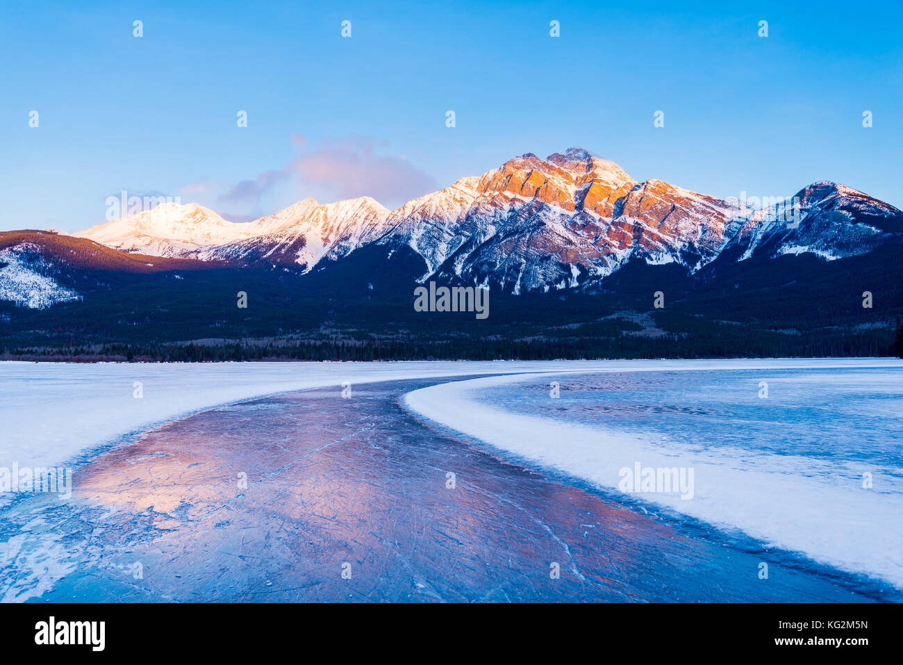 Pattinaggio sul ghiaccio via, Lago Piramide in inverno, il Parco Nazionale di Jasper, Alberta, Canada Foto Stock
