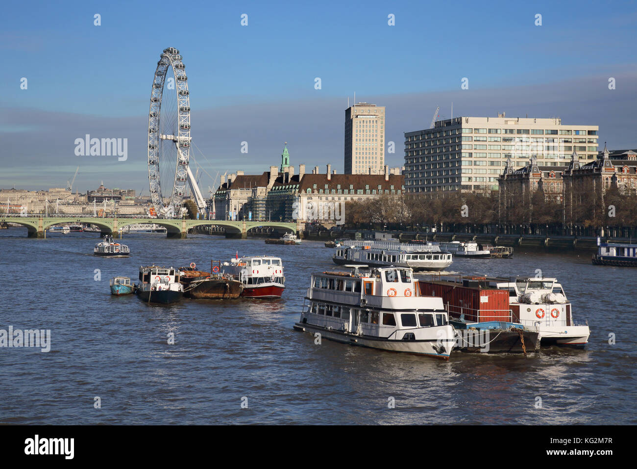 Vista lungo il fiume Tamigi da Lambeth Bridge di Londra Foto Stock