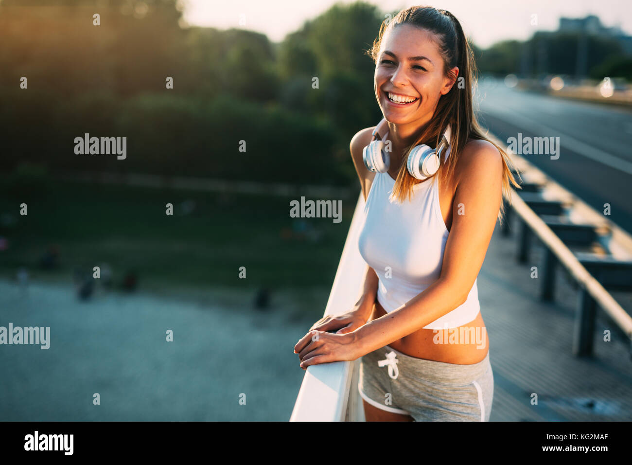 Ritratto di donna prendendo break da jogging Foto Stock