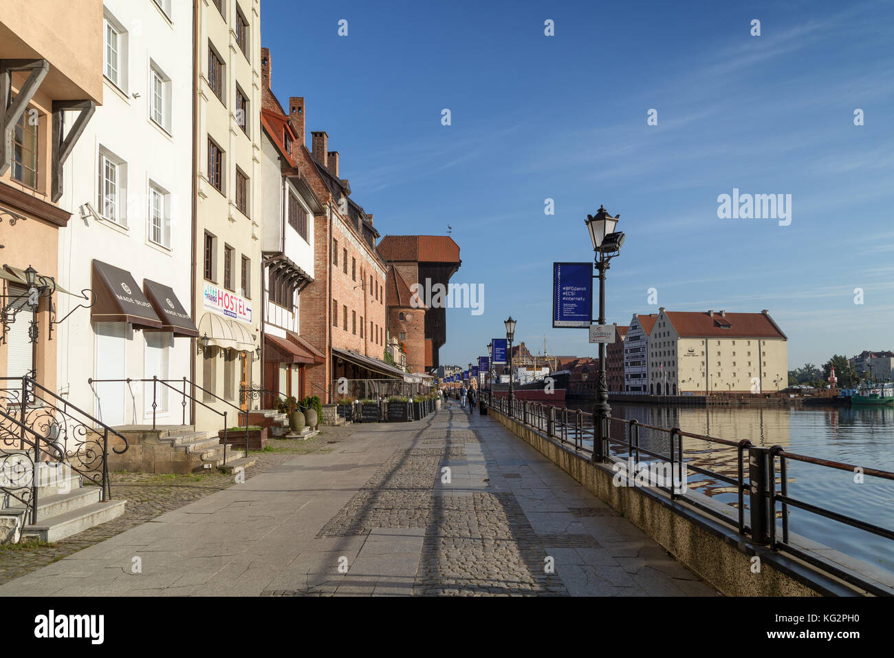 Promenade e vecchi edifici lungo il ponte lungo waterfront presso le principali città della Gdansk, Polonia, in una giornata di sole. Foto Stock