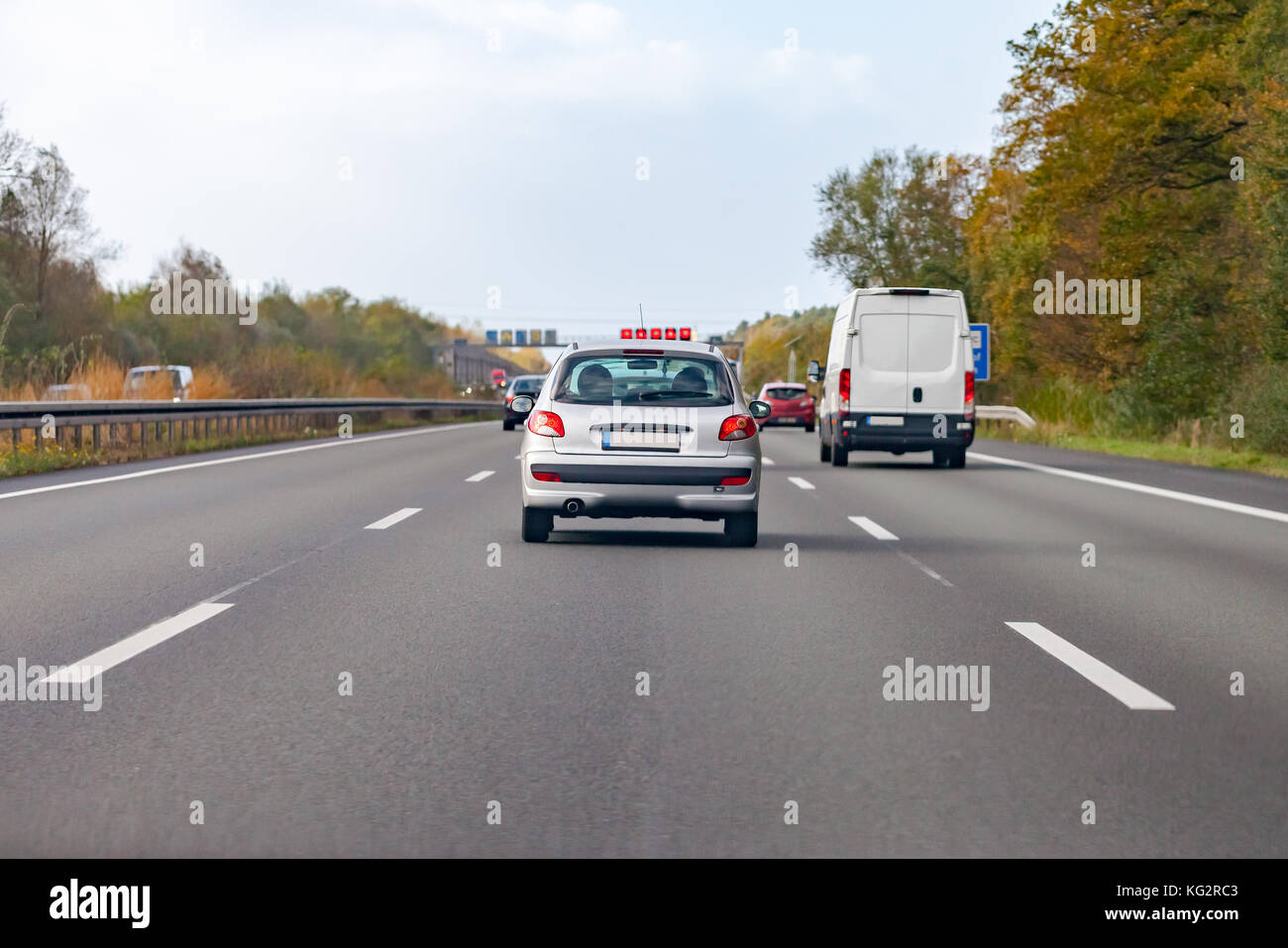 Argento unità auto su una autostrada tedesca Foto Stock