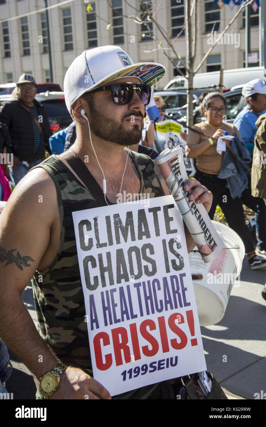 Nel quinto anniversario della sabbia di uragano, ambientale e attivisti sociali nel rally di Brooklyn e marzo oltre il Ponte di Brooklyn a Manhattan per inviare il messaggio al governo che dobbiamo affrontare la realtà del cambiamento climatico sia dal punto di vista ambientale e in termini di "clima di giustizia". Le persone di colore e la inferiore classi economiche sono effettuate in modo più devastante in modo di New York e di tutto il mondo che il più bene per fare. Foto Stock