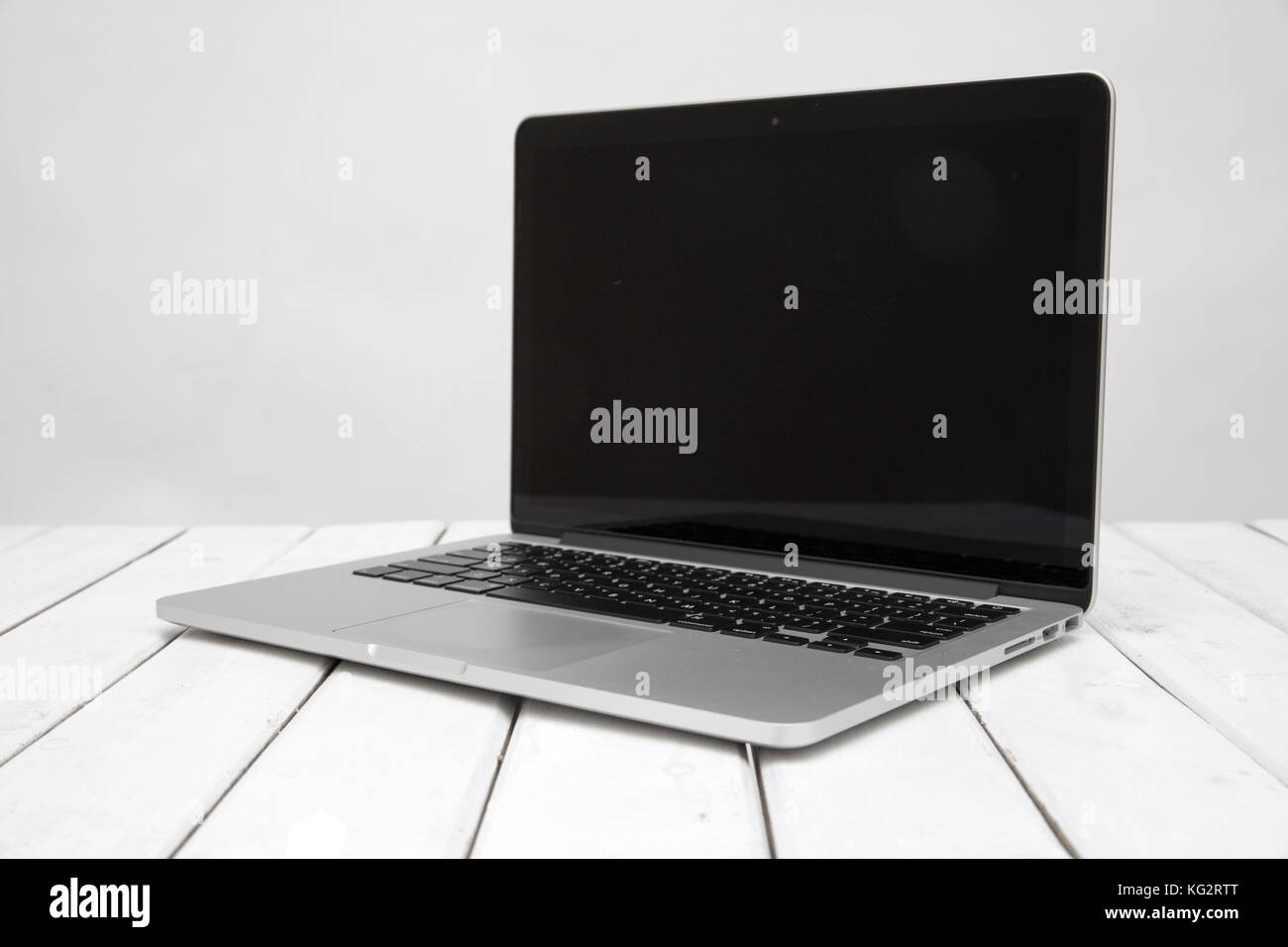 Computer MacBook isolato su bianco. Il MacBook è una marca di computer portatili prodotta da Apple Inc. Foto Stock