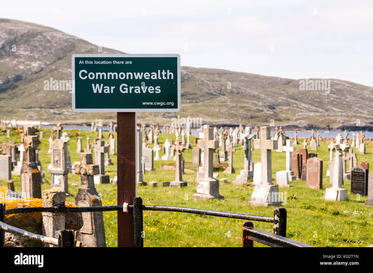 Commonwealth War Graves segno a borve cimitero sulla barra nelle Ebridi Esterne Foto Stock