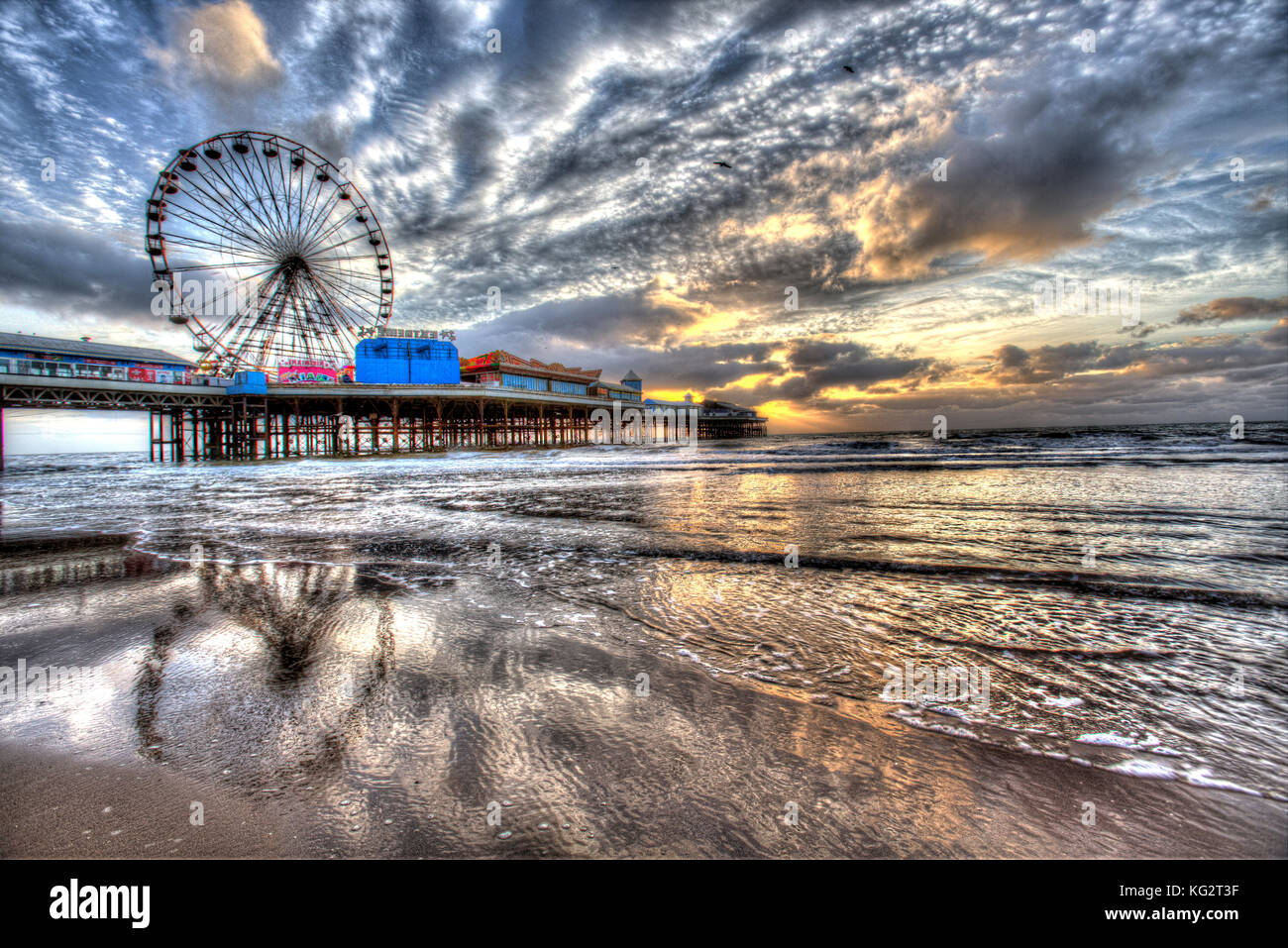 Città di Blackpool, Inghilterra. pittoresca vista del tramonto di Blackpool Central Pier. completato nel 1868, il molo vittoriano è stato costruito come un attrazione Foto Stock