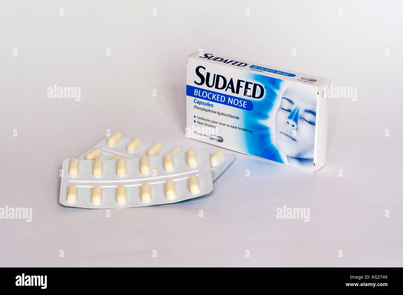 Le capsule di Sudafed sono un decongestionante usato per trattare i sintomi del raffreddore comune, della sinusite e della congestione nasale Foto Stock