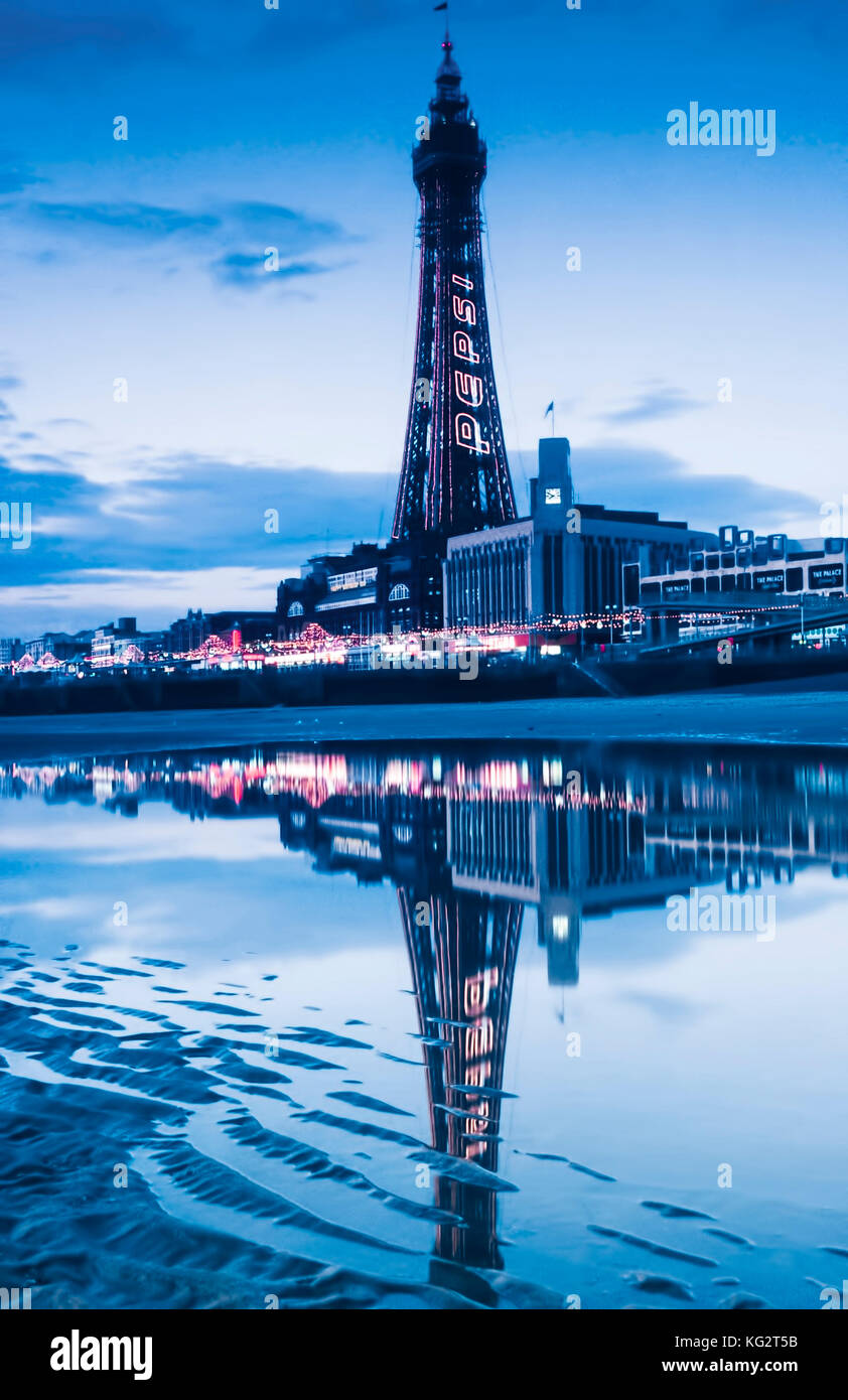 Blackpool Tower illuminata di notte Foto Stock