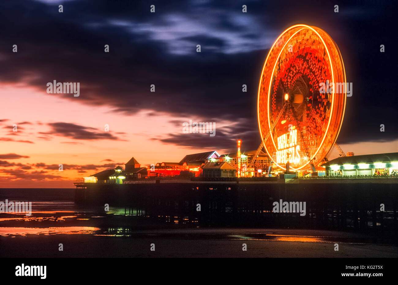 Ruota panoramica sul molo centrale di Blackpool al tramonto Foto Stock