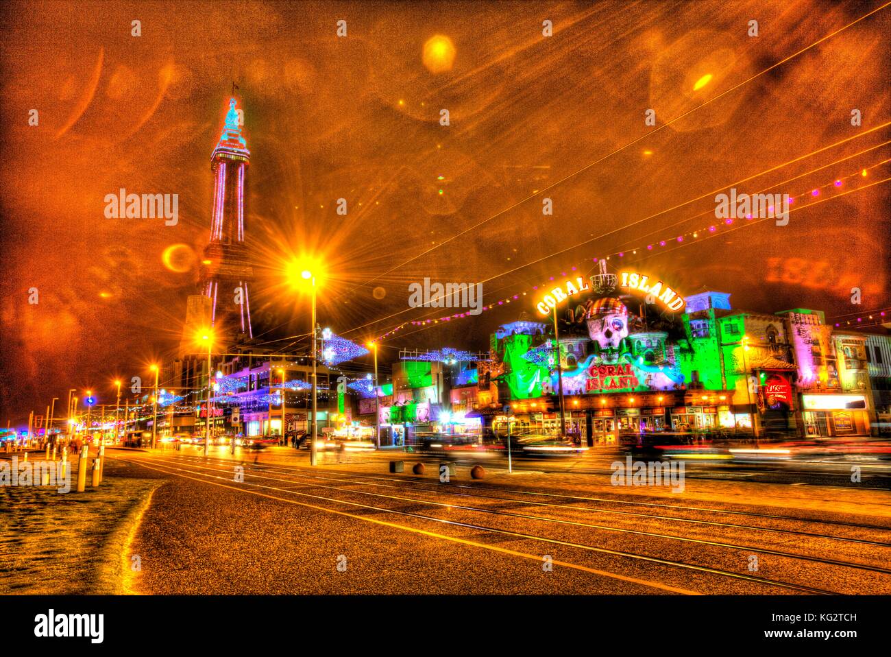 Città di Blackpool, Inghilterra. vista notturna di blackpool luminarie e Blackpool Tower. Questa fotografia è stata prodotta dalla fusione di tre in modo diverso Foto Stock