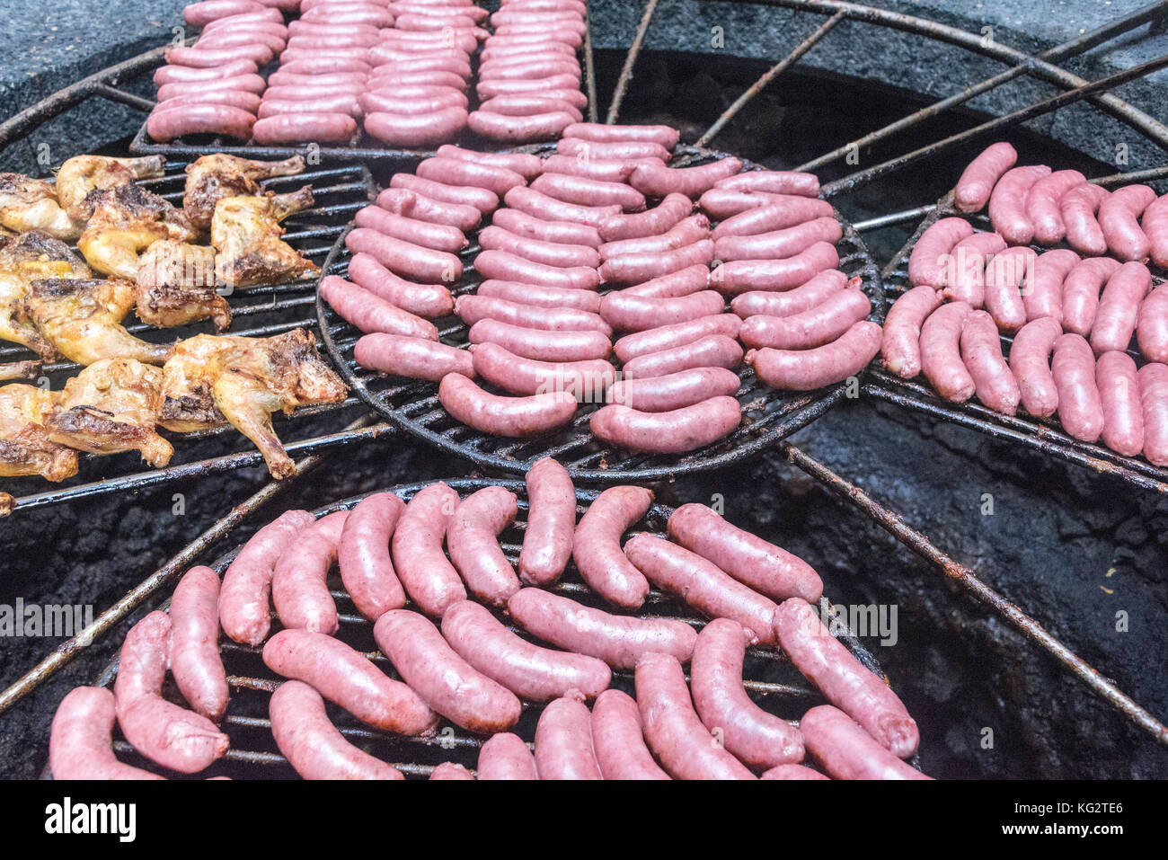 Cucina barbecue sul caldo naturale vulcano al Parco Nazionale Timanfaya, Lanzarote, Spagna Foto Stock