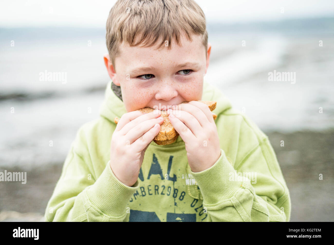 Giovedì 02 Novembre 2017 Una giovane 8,9,10 anno vecchio ragazzo mangia un sano panino al di fuori Foto Stock