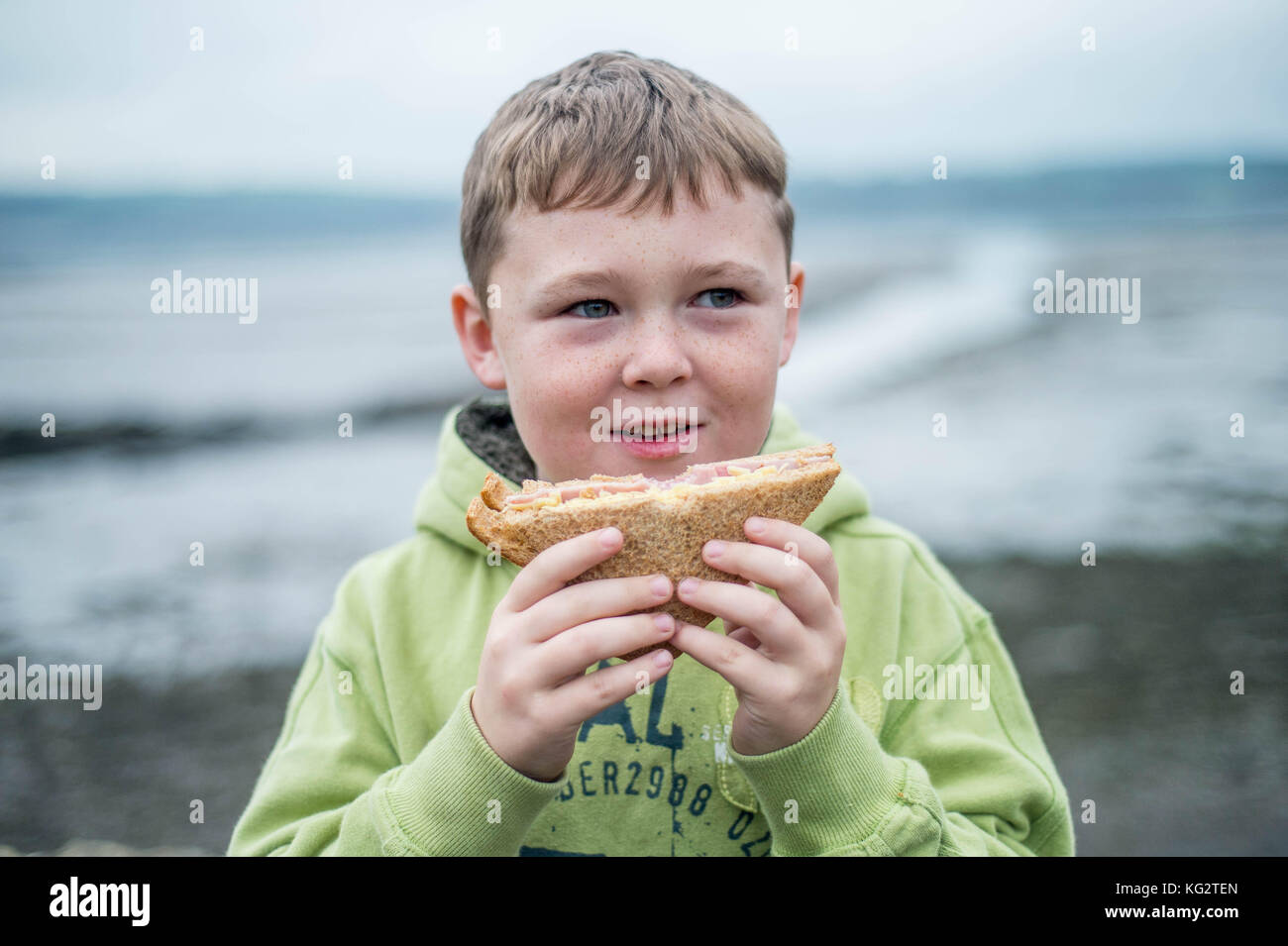 Giovedì 02 Novembre 2017 Una giovane 8,9,10 anno vecchio ragazzo mangia un sano panino al di fuori Foto Stock