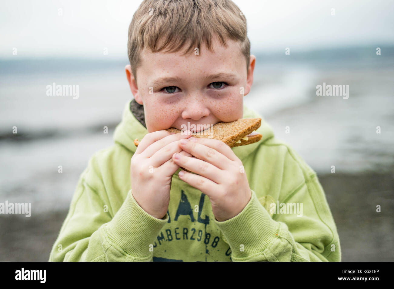 Giovedì 02 Novembre 2017 Una giovane 8,9,10 anno vecchio ragazzo mangia un sano panino al di fuori Foto Stock