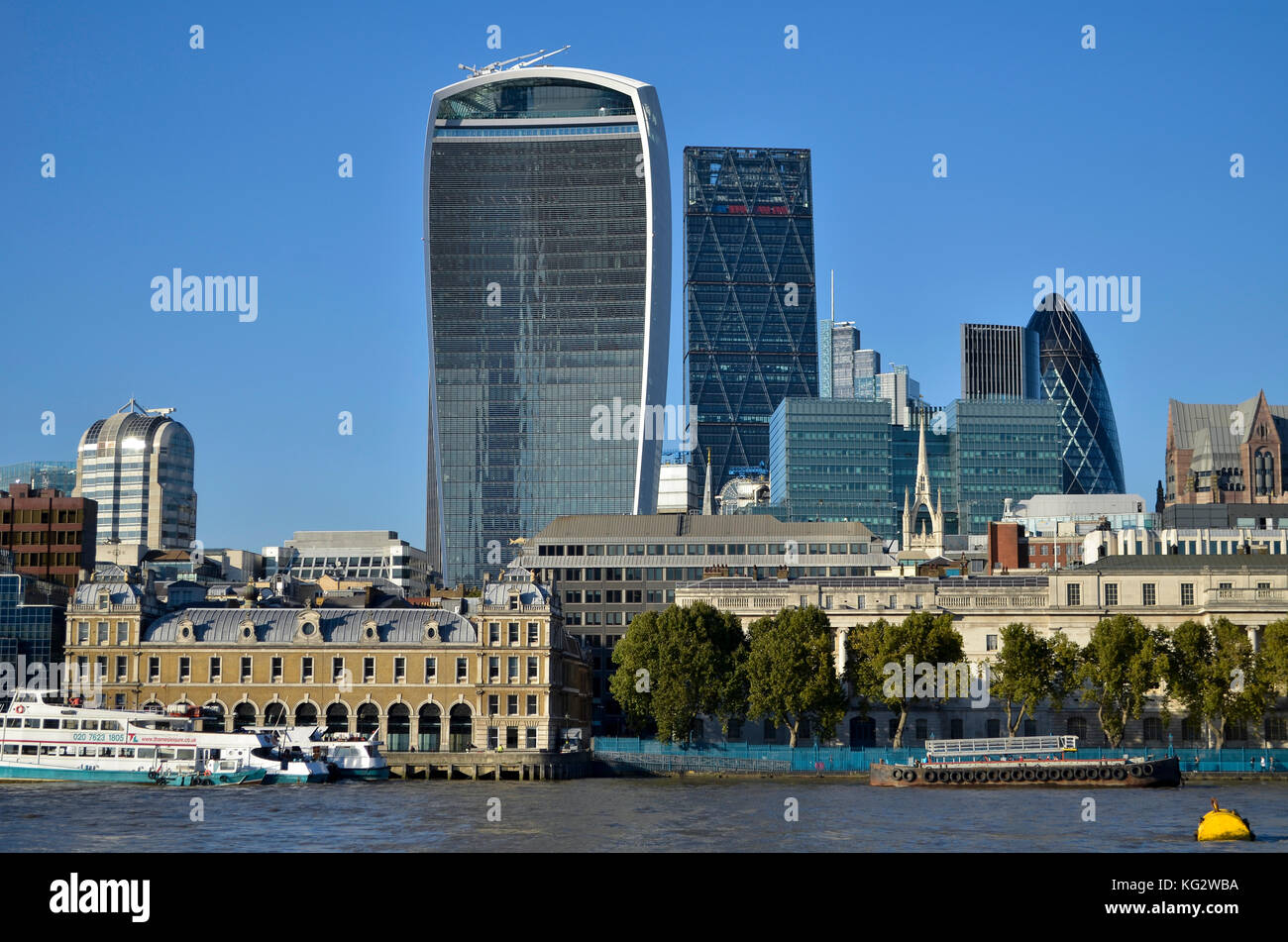 Il quartiere finanziario di Londra, Regno Unito. 20 Fenchurch Street, Leadenhall Building, cetriolino, vecchio mercato di Billingsgate tutte visibili. Foto Stock