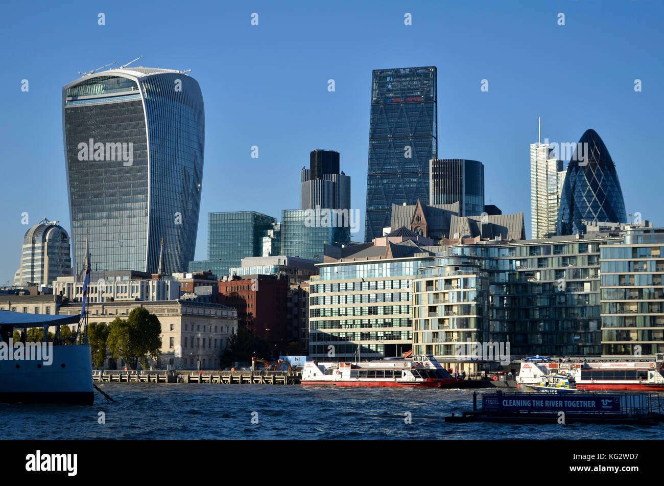Il quartiere finanziario di Londra, Regno Unito. 20 Fenchurch Street, Leadenhall Building, torre 42 e cetriolino tutte visibili. Foto Stock