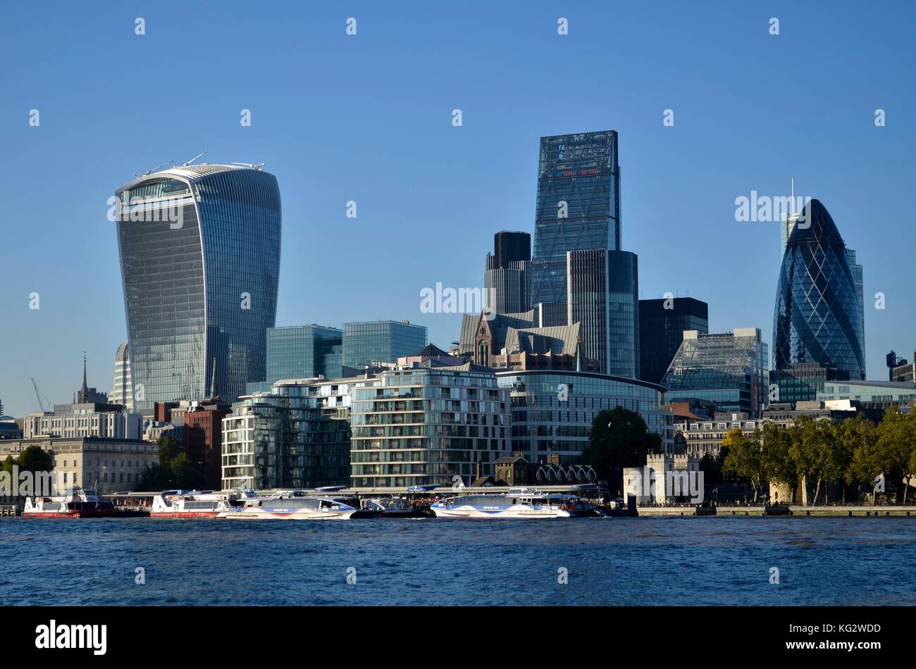 Il quartiere finanziario di Londra, Regno Unito. 20 Fenchurch Street, Leadenhall Building, torre 42 e cetriolino tutte visibili. Foto Stock