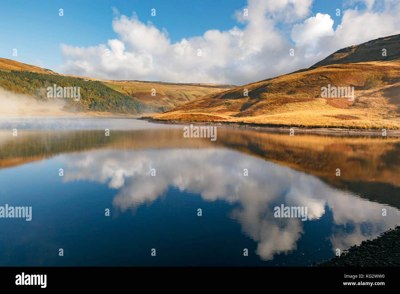 La riflessione di nuvole e la collina di calme acque della colomba serbatoio in pietra vicino a Manchester, UK. Foto Stock