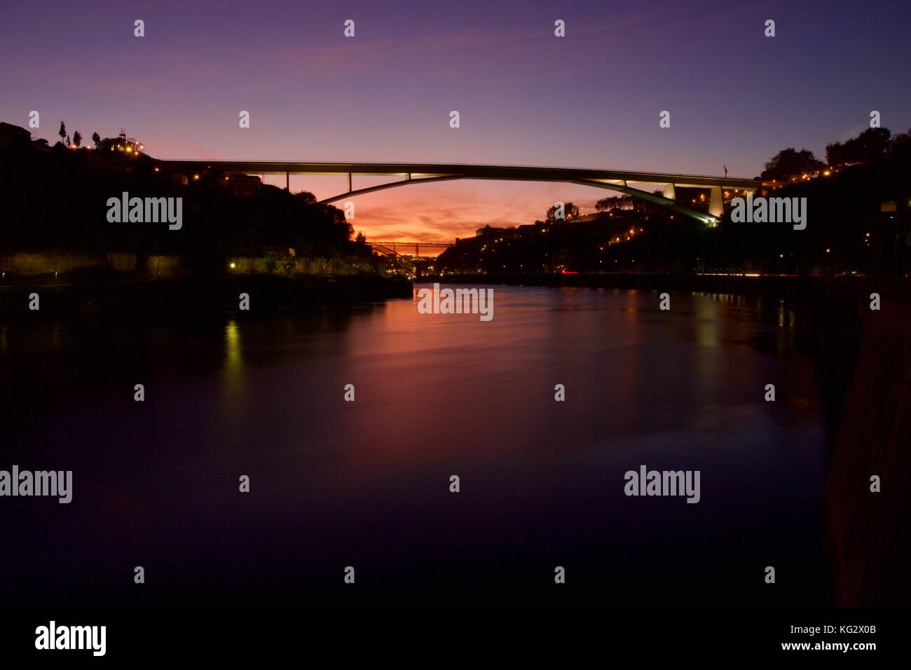 Rio Douro e pontes entro Porto e Gaia com por-do-sol Foto Stock