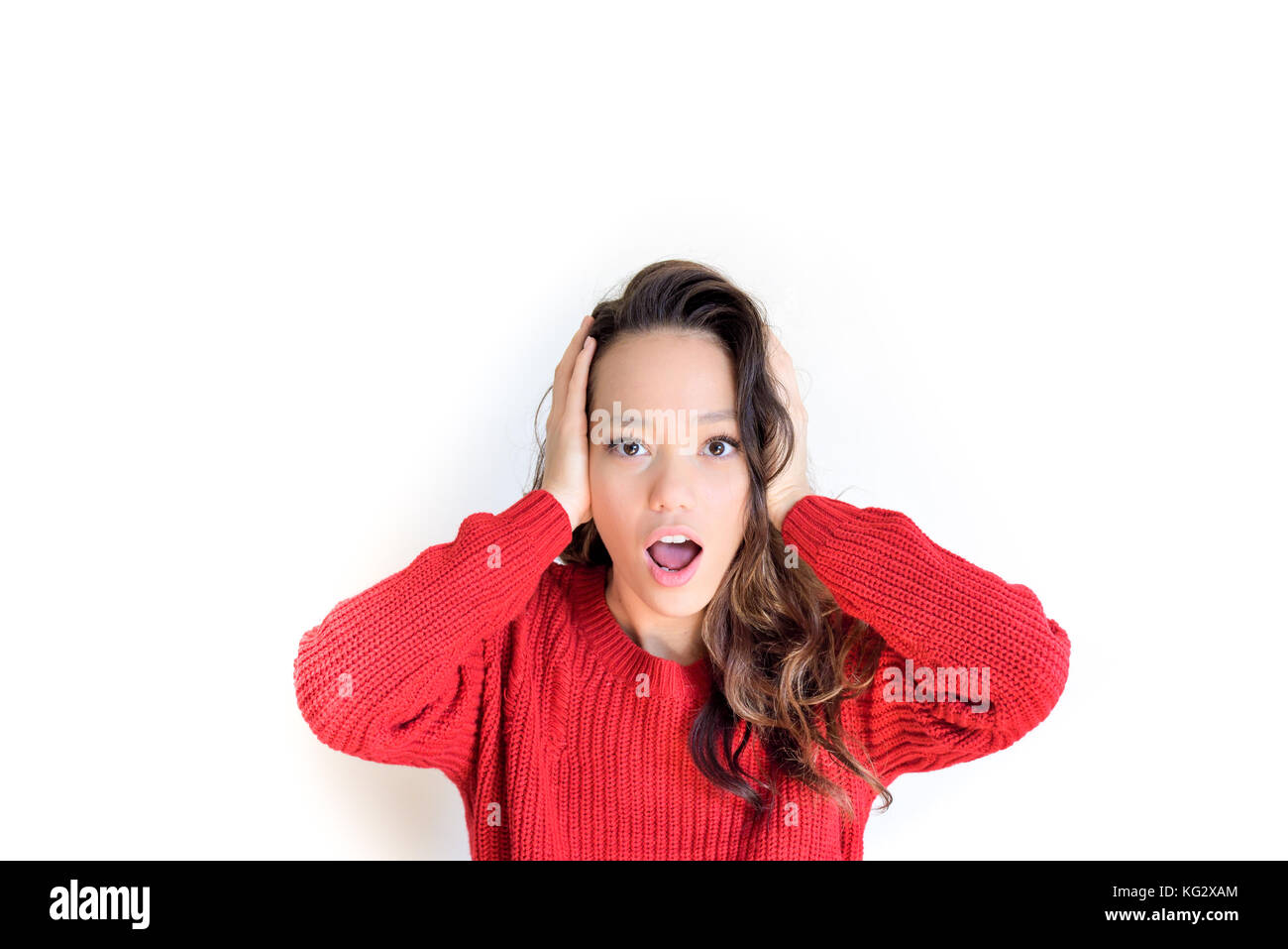 Asian teen donna abito rosso sorpreso sorpreso espressione emotiva a bocca aperta guardando la telecamera isolata su sfondo bianco Foto Stock