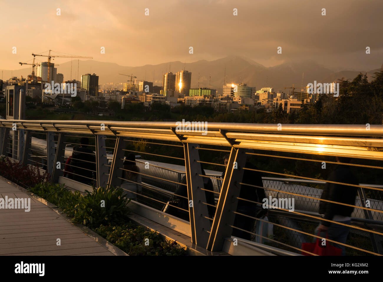 Tehran provincia- iran-novembre 20, 2015 tehran skyline al tramonto, ab-o-atash park viewpoint. Foto Stock