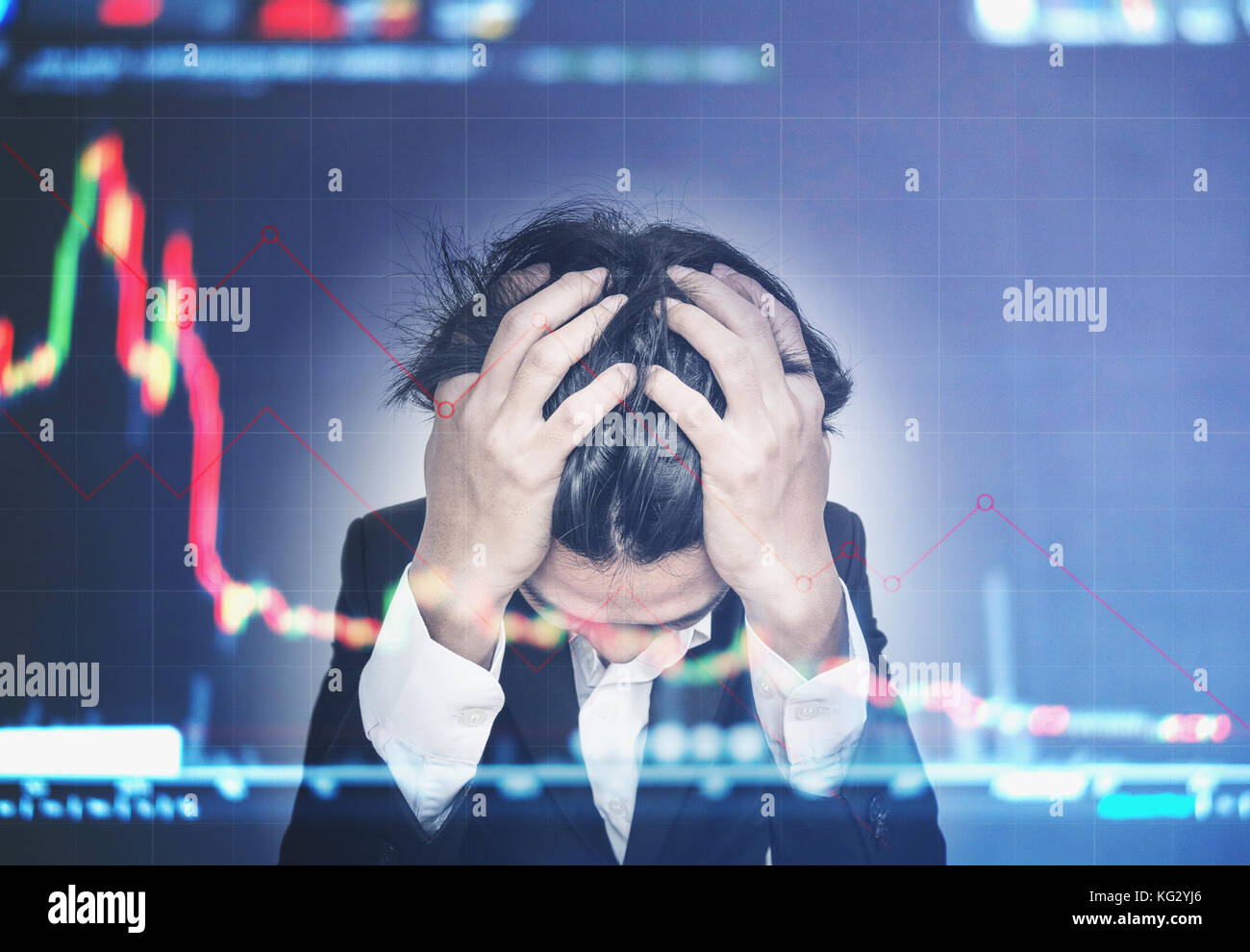 Doppia esposizione imprenditore di stress con verso il basso stock exchange mercato sfondo grafico Foto Stock