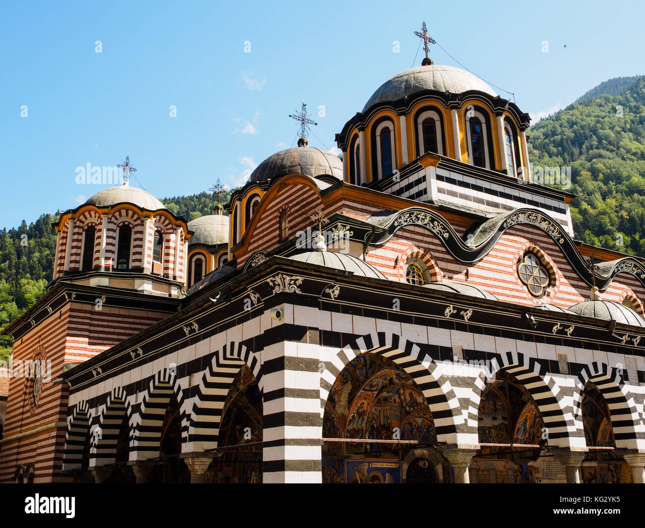 La chiesa principale e le cupole del monastero di Rila, Bulgaria Foto Stock