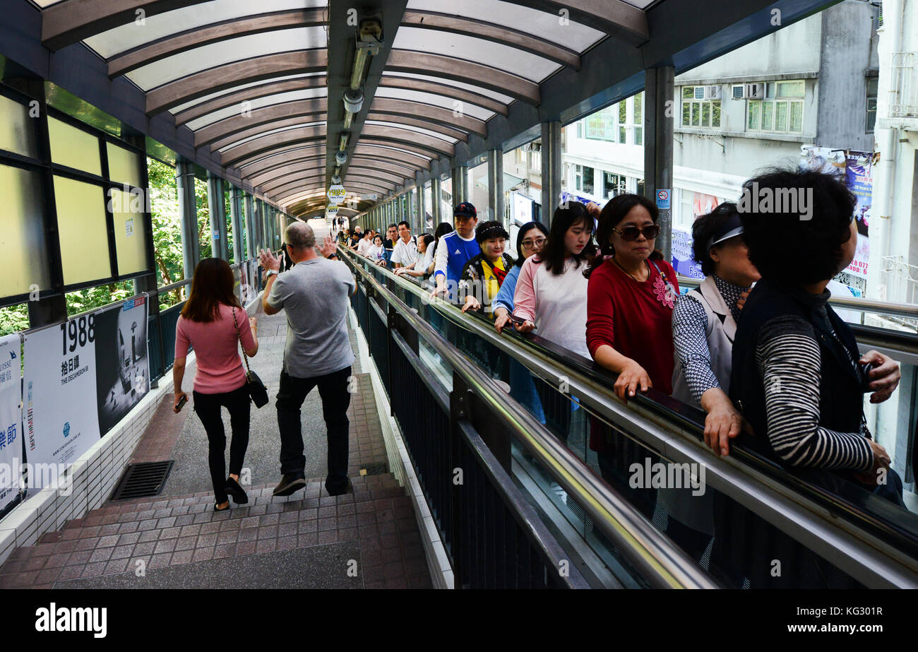 Il Central-Mid-Levels escalator e sistema di passerella a Hong Kong è il più lungo esterno coperto sistema escalator nel mondo. Foto Stock