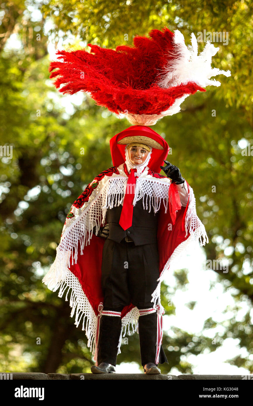 Un ballerino di carnevale indossando un messicano tradizionale costume popolare ricca di colore di sfondo verde Foto Stock