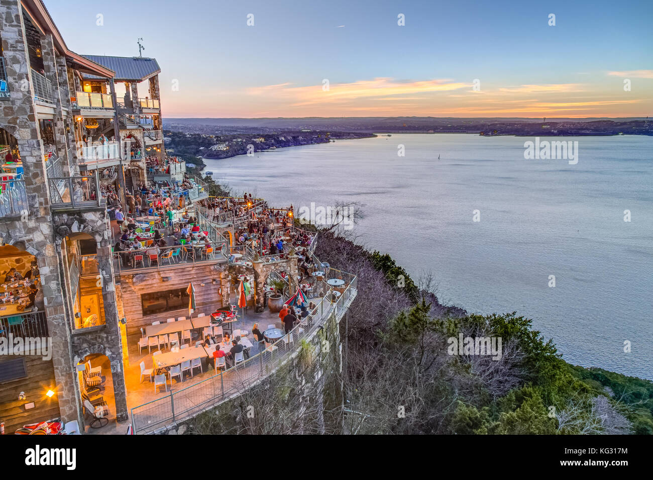 Il tramonto sopra il Lago Travis dal ristorante oasis di Austin in Texas Foto Stock