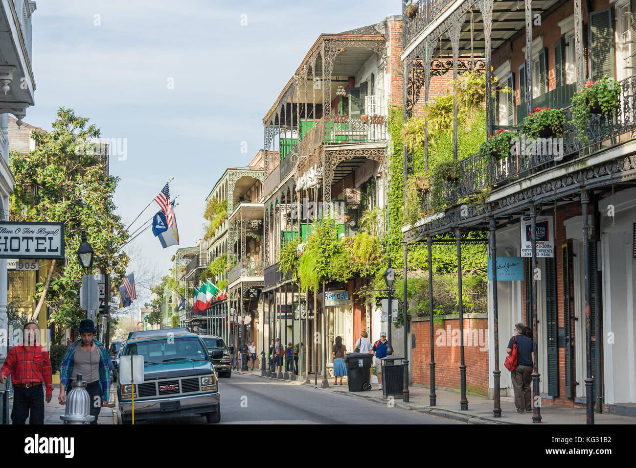 Vecchie case coloniali con elementi in ferro battuto gallerie per le strade del quartiere francese decorato per il Mardi Gras in New Orleans, Louisiana Foto Stock