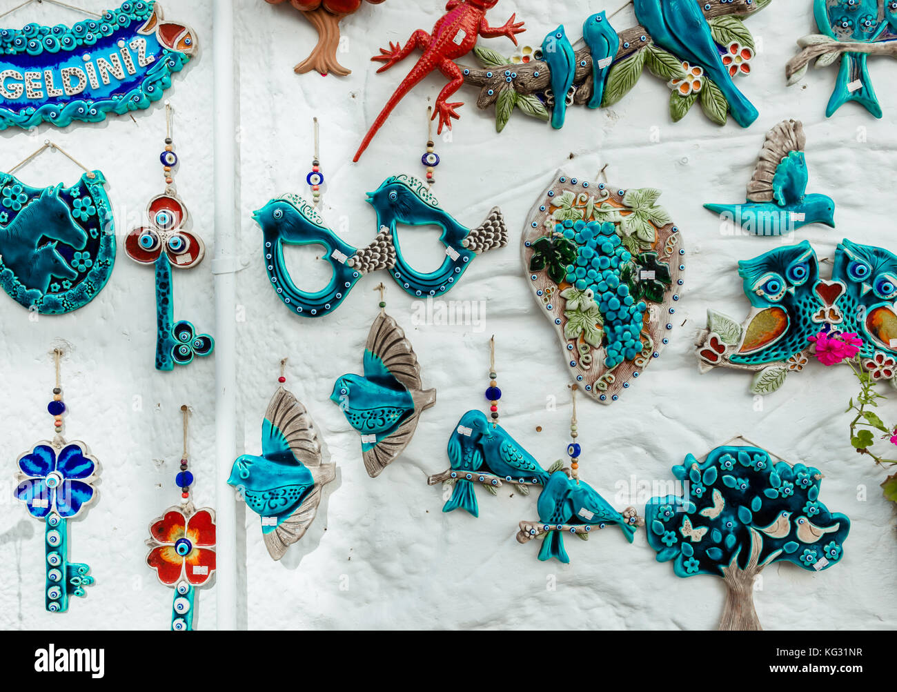 Diversi tipi di souvenir in ceramica di un vecchio antico muro bianco in alacati,izmir, Turchia. Foto Stock