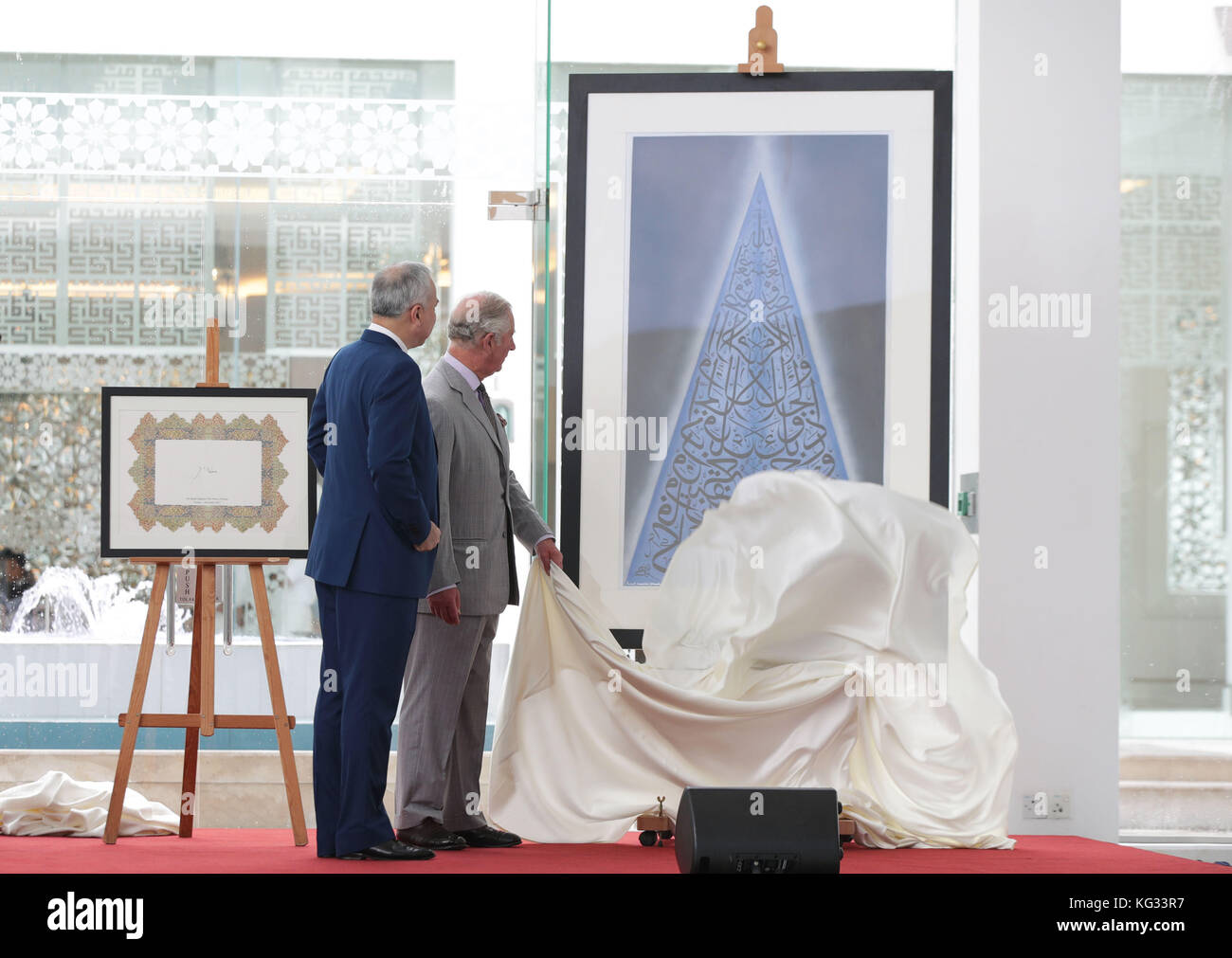 Il Principe di Galles svela l'artista Fuad Koichi Honda The Holy Coran in Mirror Image (Surah al-Rahman; capitolo 55, versetti 26-37), 2016, che gli è stato presentato in dono da Nazrin Muizzuddin Shah, sultano di Perak, durante la sua visita al Museo delle Arti Islamiche di Kuala Lumpur, Malesia. Foto Stock