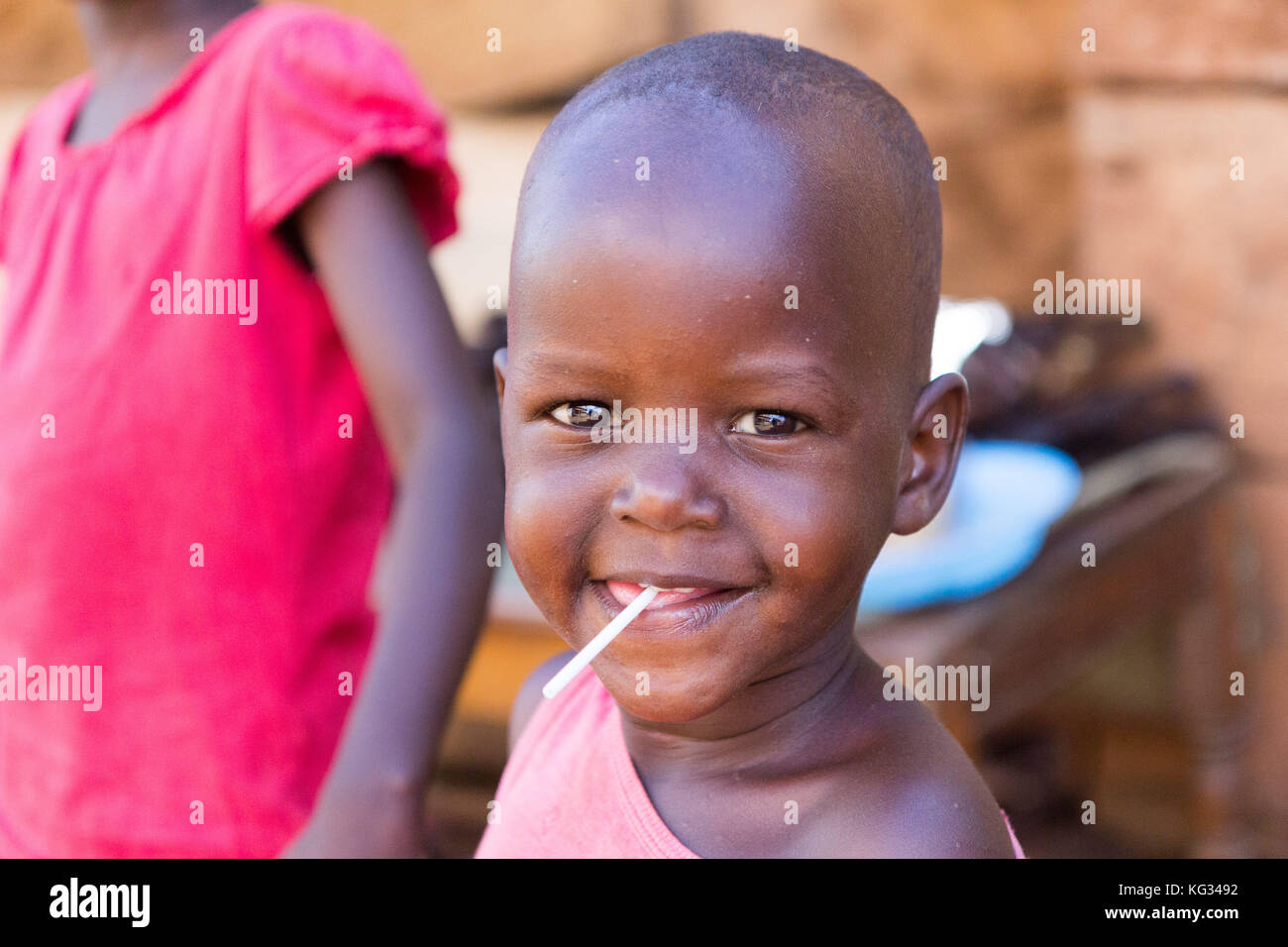 Un sorridente ragazzino con un lecca-lecca. Foto Stock