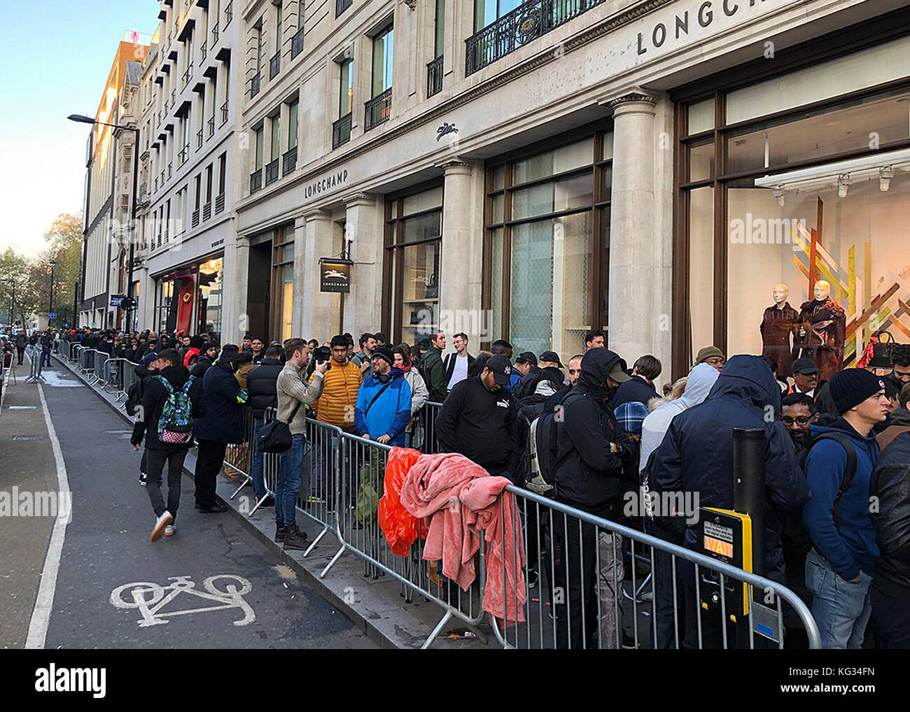 Le persone che si accodano fuori dall'Apple Store su Regent Street, Londra, mentre l'iPhone X va in vendita nel Regno Unito. Foto Stock