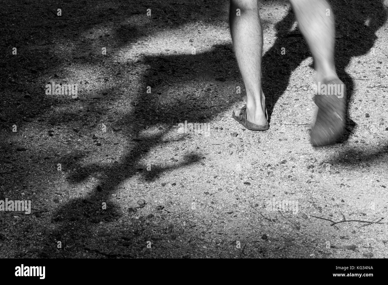 Ombra di una lanterna sul terreno di ghiaia. Foto Stock