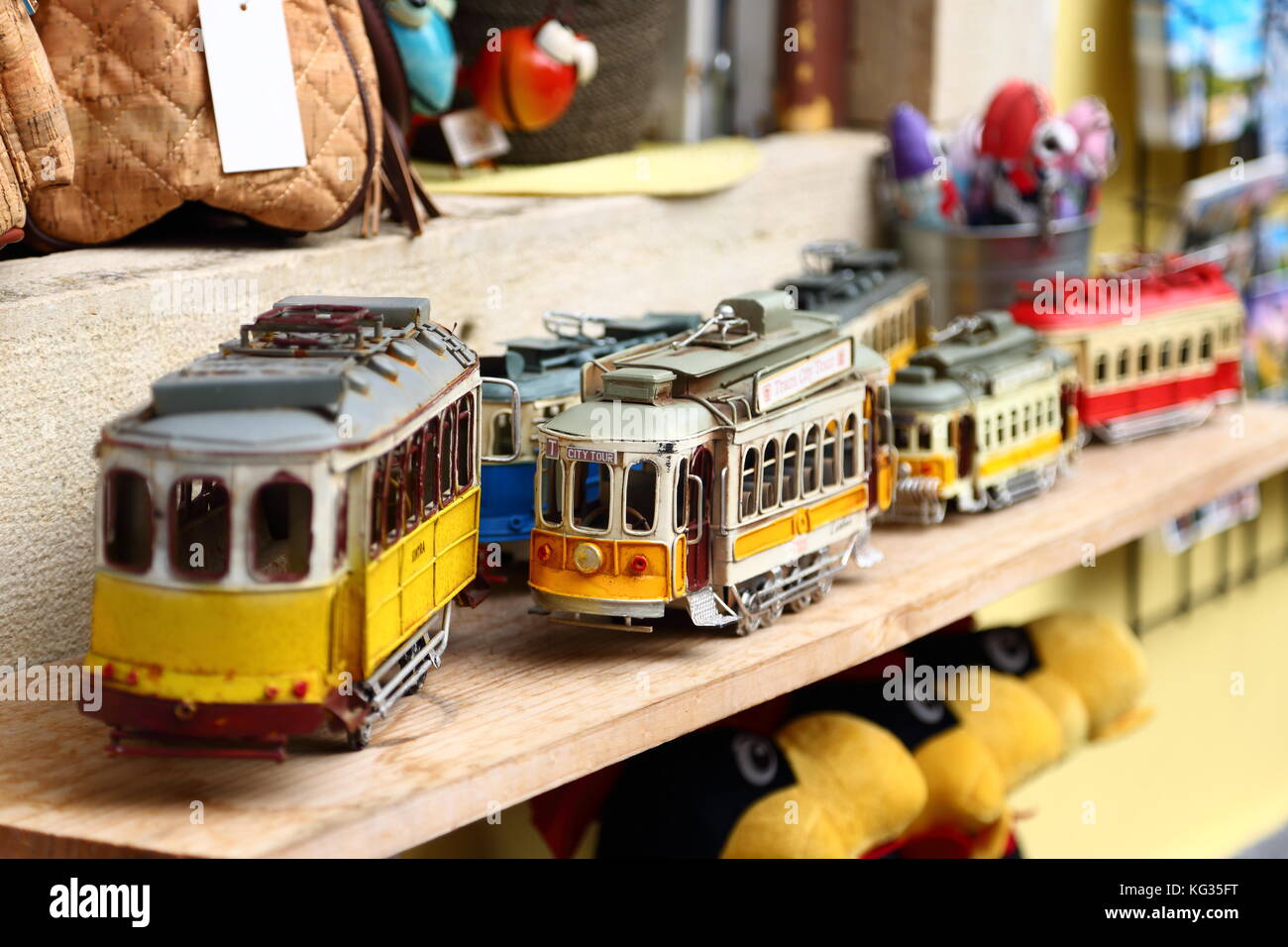 Tipici giocattoli del tram di Lisbona in vendita a Sintra, Portogallo Foto Stock