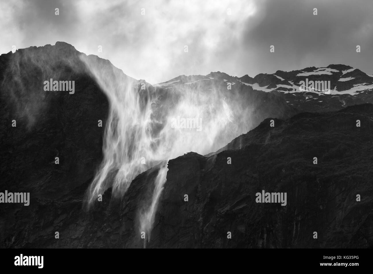 Cascate spazzate dal vento: La fine della passeggiata sul ghiacciaio Rob Roy si trova vicino a Wanaka, Nuova Zelanda Foto Stock