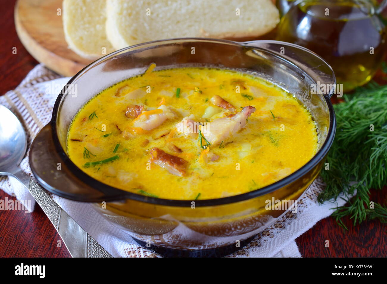 Formaggio con zuppa di pollo affumicato, patate e crema. Foto Stock