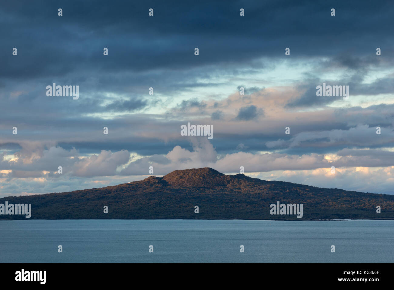 Rangitoto visto dal Monte Victoria a Devonport, Auckland, Nuova Zelanda Foto Stock