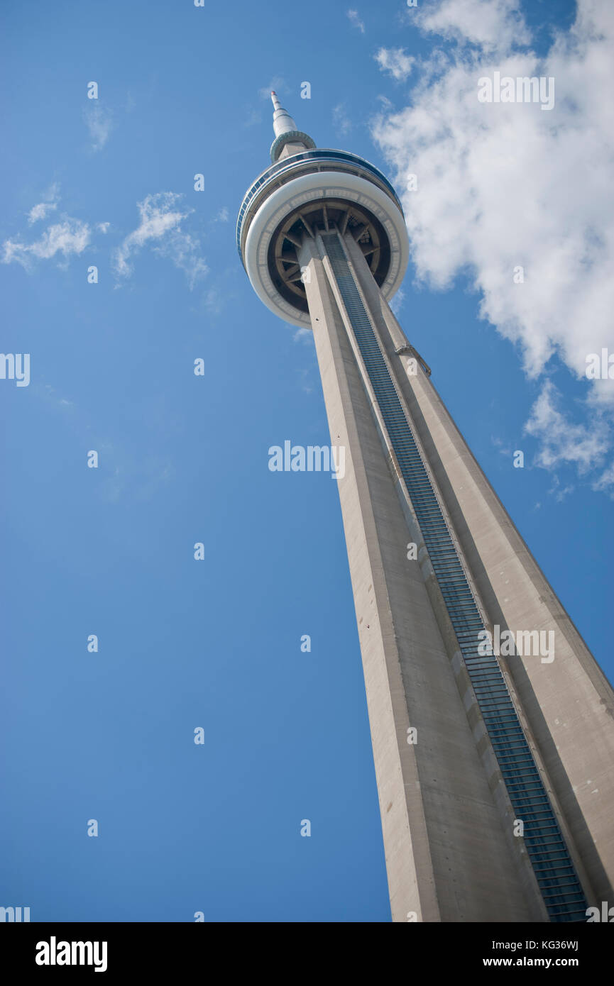 Cercando la CN tower a Toronto, Ontario, Canada su una bella giornata con cielo blu e nuvole bianche Foto Stock