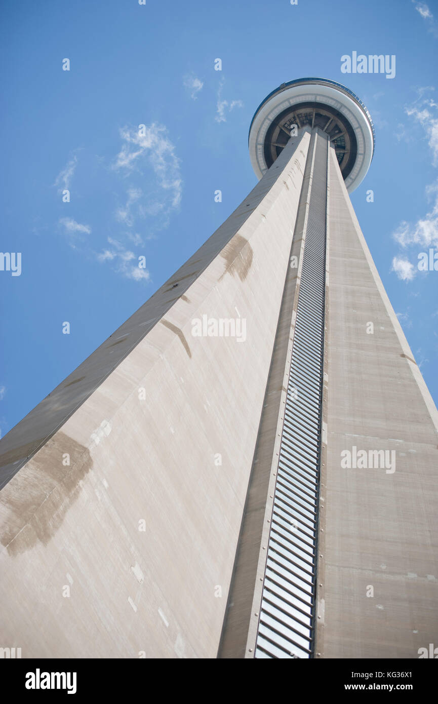 Cercando la CN tower a Toronto, Ontario, Canada su una bella giornata con cielo blu e nuvole bianche Foto Stock