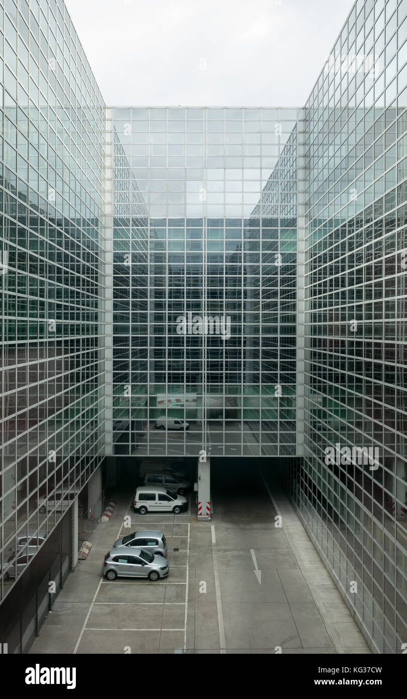 Riflessioni e vetro del terminale 2 edifici, l'aeroporto di Francoforte, Germania Foto Stock
