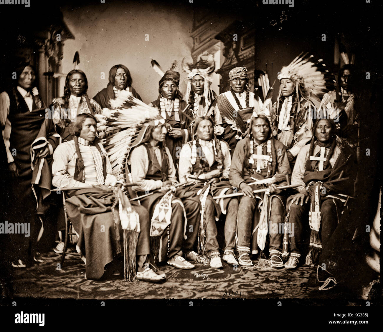 Titolo: red cloud e indiani. in piedi - orso rosso (figli sono?), giovane uomo ha paura del suo cavallo, buona voce, anello thunder, ferro crow, coda bianca, giovane spotted tail. seduto - orso giallo, jack red cloud, big road, little ferita, corvo nero diritti informazioni: no restrizioni note sulla pubblicazione. medio: 1 negativi : vetro, collodio umido. creato/pubblicato: [tra il 1865 e il 1880] Foto Stock