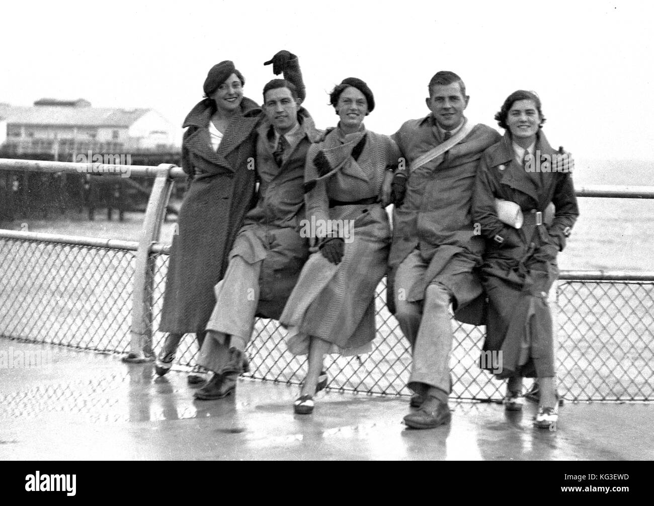 Coppie giovani in occasione di una visita al mare in Inghilterra c1945 fotografia di tony henshaw Foto Stock