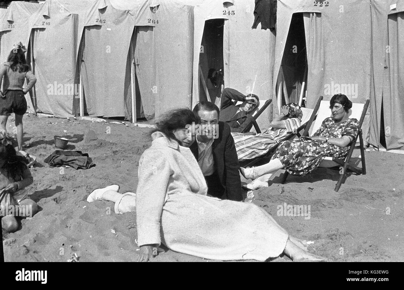 Coppie giovani pongono al mare con gli asciugamani pronti per la balneazione. Il Regno Unito c1932 fotografia di tony henshaw Foto Stock