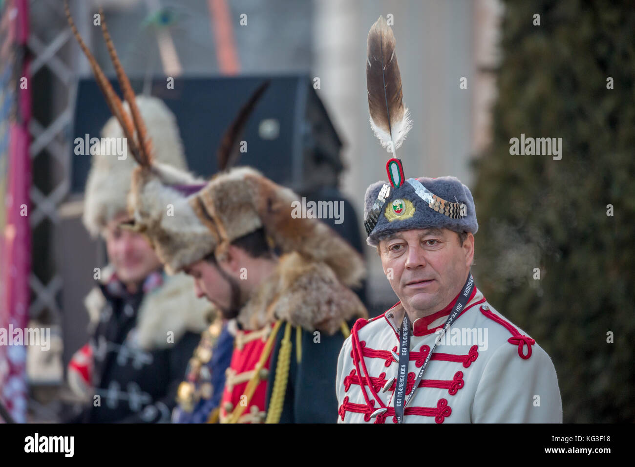 PERNIK, BULGARIA - 27 GENNAIO 2017: L'uomo in vecchia uniforme militare bulgara con cappello con piuma sta dando comandi ai suoi compagni a Surva, Th Foto Stock