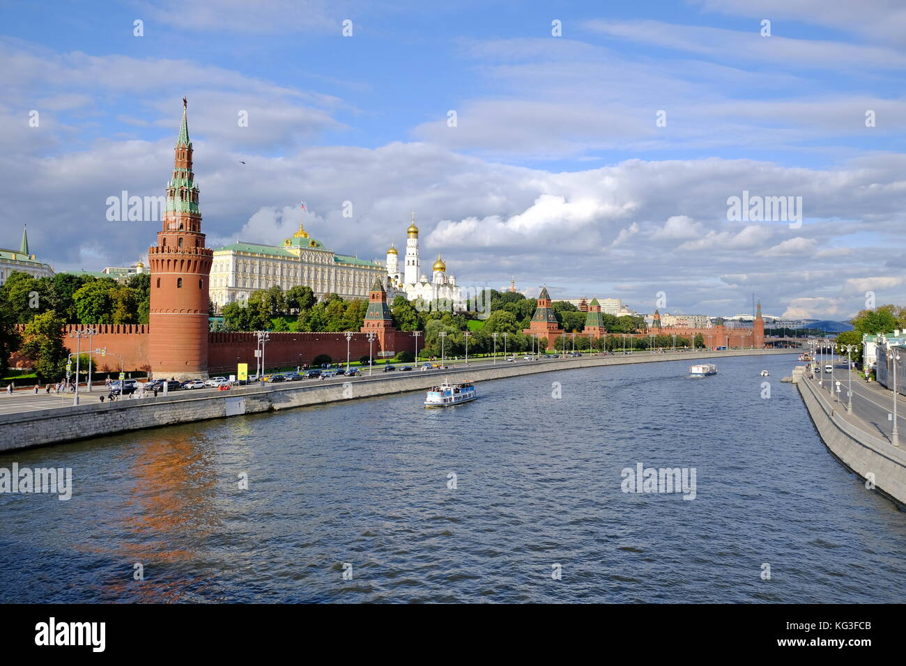 Vista della Torre Vodovzvodnaya e il Grande Palazzo del Cremlino dalla grande ponte di pietra, il Cremlino di Mosca Foto Stock