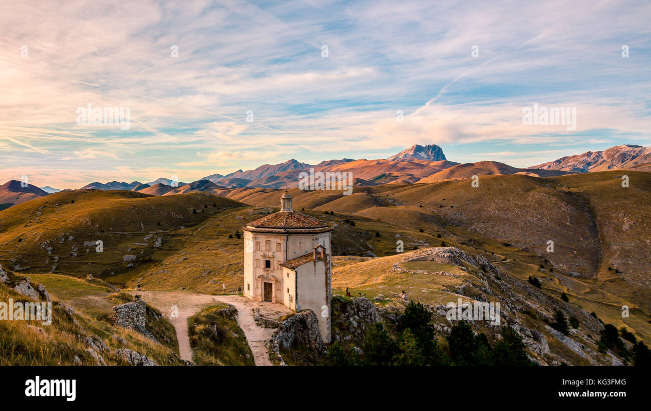 Le dolci colline dell'appennino mountain range come visto dalla Rocca Calascio, dotate di santa maria della pietà. Foto Stock